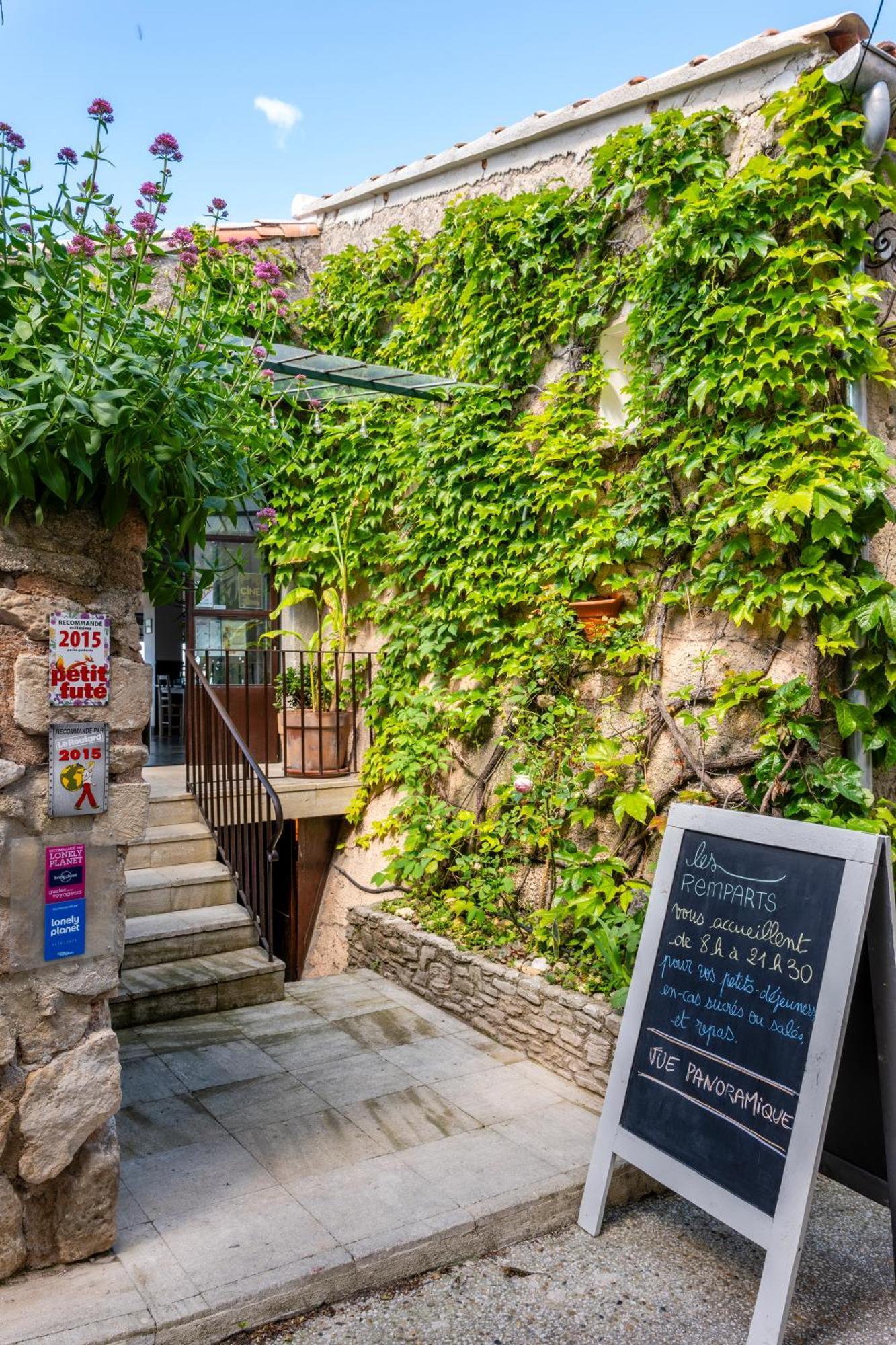 Hotel Restaurant Les Remparts Venasque Exteriör bild